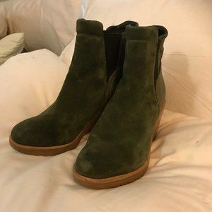 Sorel olive green suede short boots